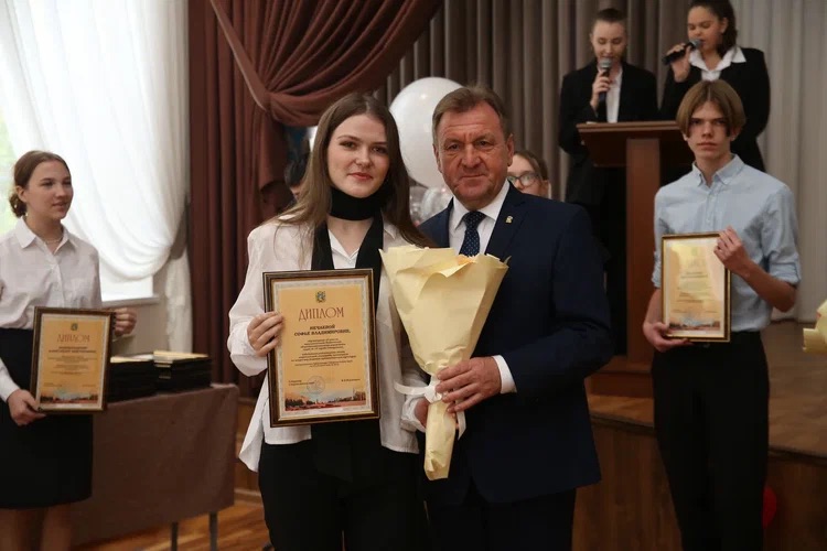 Победитель регионального этапа всероссийской олимпиады школьников по МХК.